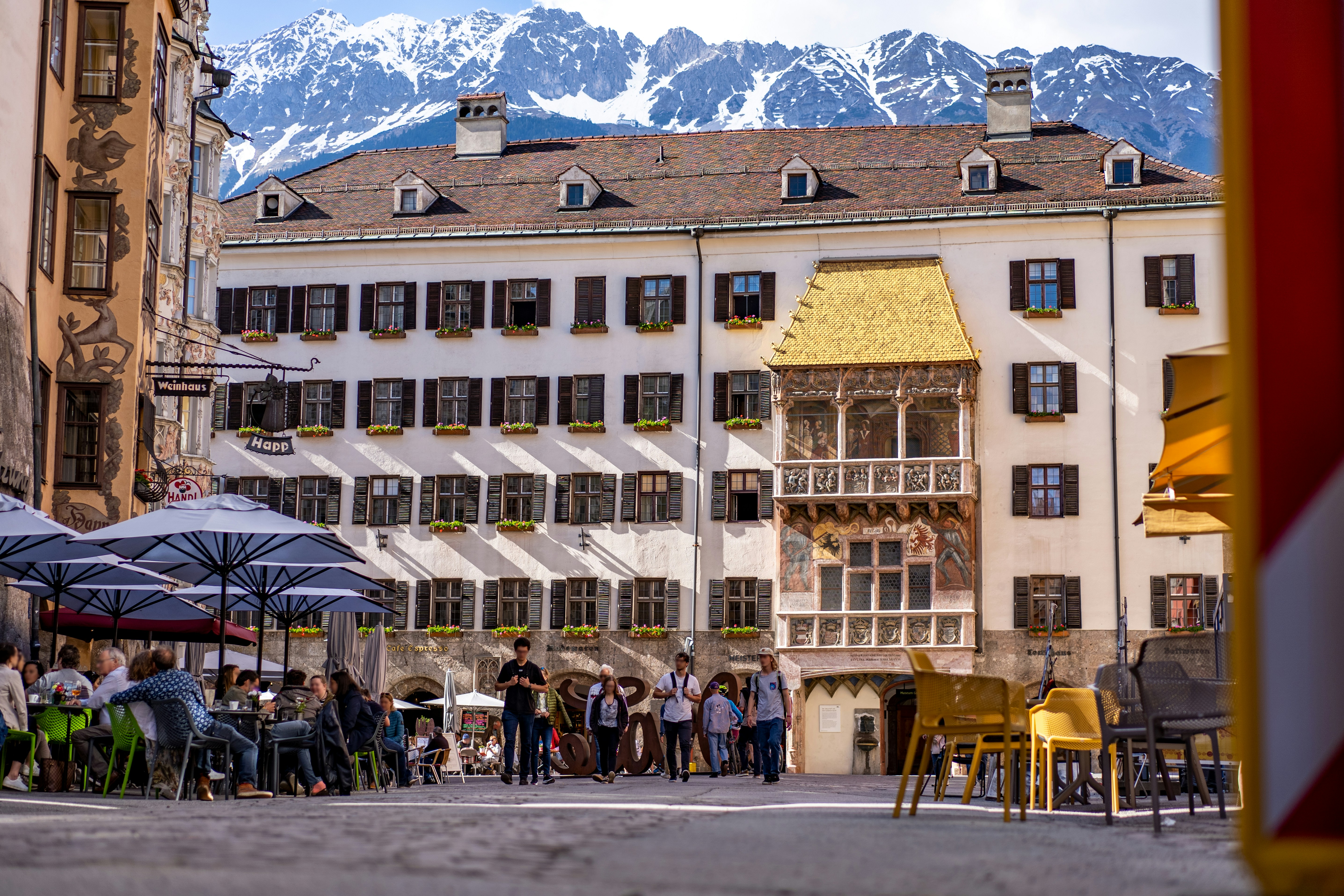 Innsbrucker Quartier mit Cafés und Altstadt-Atmosphäre